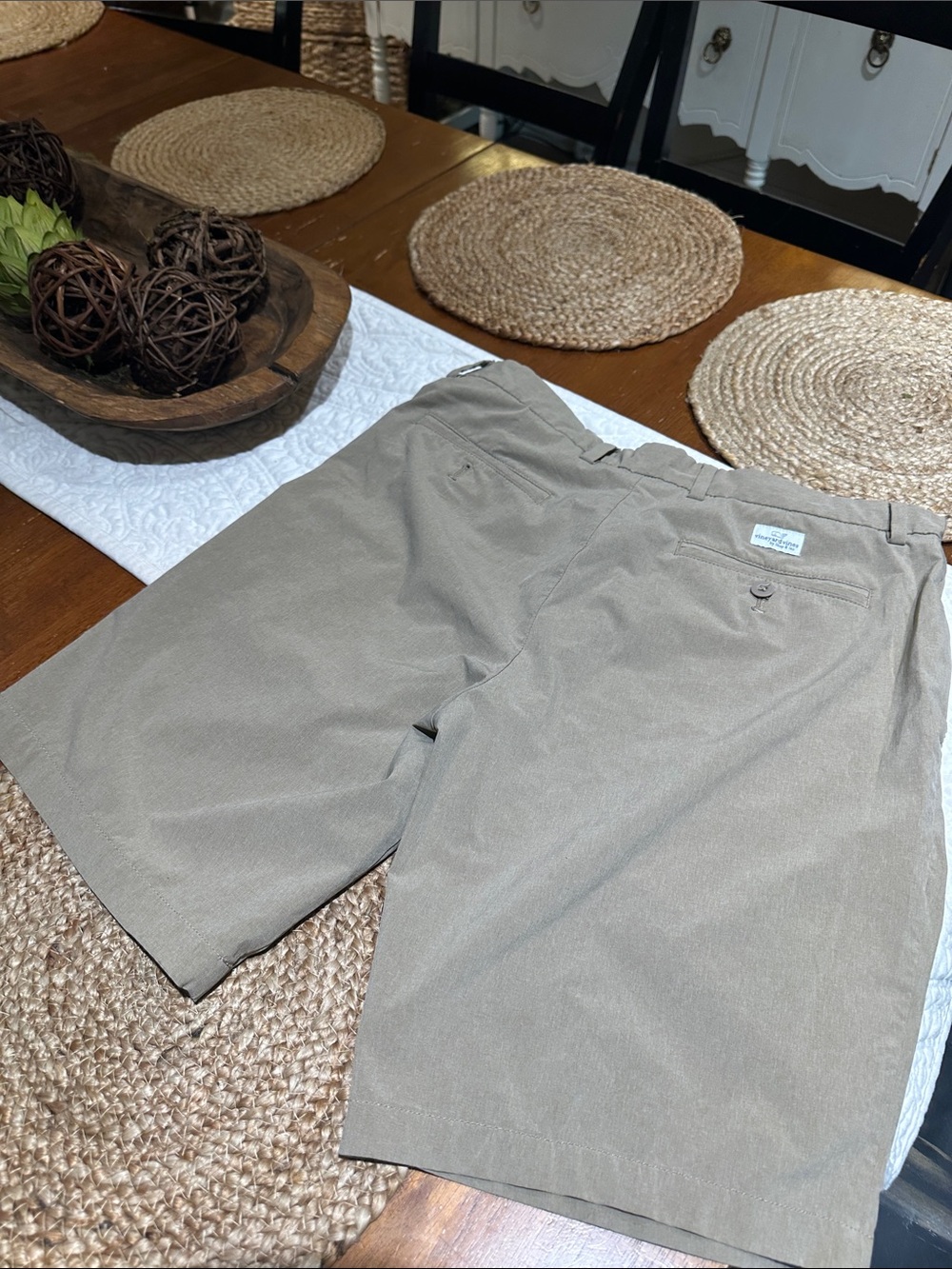 Men's Vineyard Vines Khaki Flat Front Performance Shorts Sz 32, 9 inch inseam